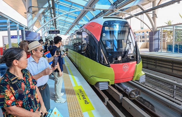 Hơn 390.000 lượt khách đi metro Nhổn - ga Hà Nội trong tuần đầu