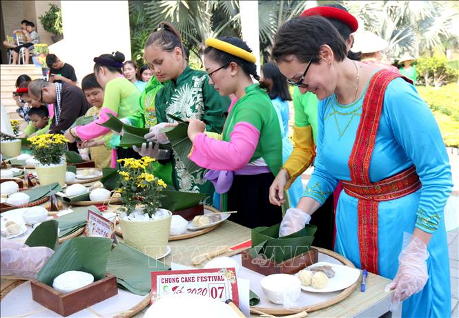 Khách quốc tế thích thú ăn mứt Tết, tự tay gói bánh chưng tại bãi biển Đà Nẵng