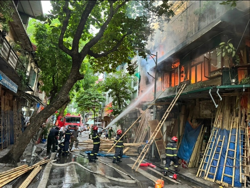 Cháy dữ dội tại quán cà phê ở phố cổ Hà Nội