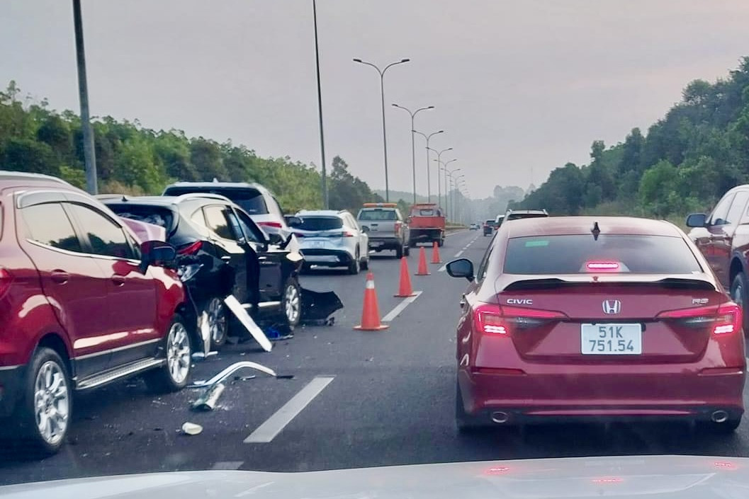 Tai nạn liên hoàn 4 ô tô trên cao tốc Long Thành – Dầu Giây, kẹt xe kéo dài 10km