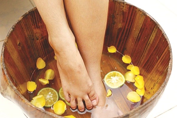 Những lợi ích tuyệt vời của liệu pháp ngâm chân với nước ấm