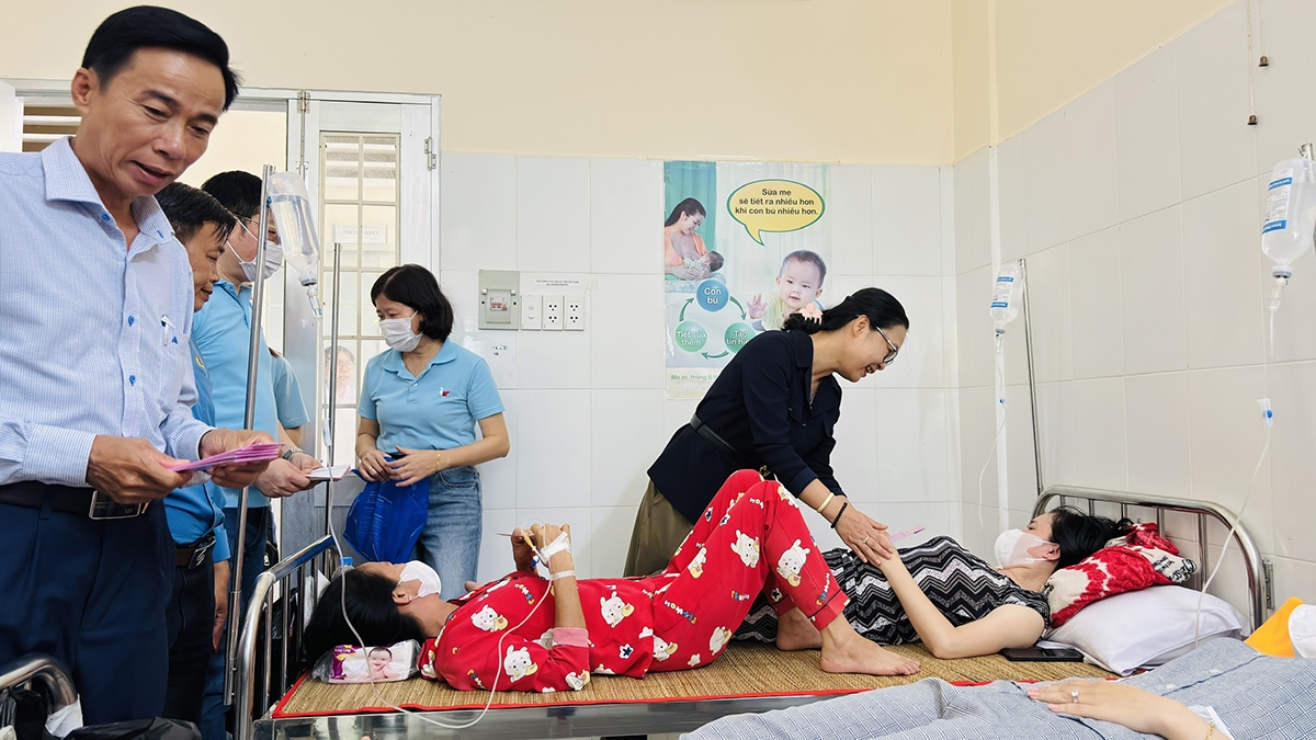 Thăm và hỗ trợ công nhân nghi ngộ độc thực phẩm tại Vĩnh Long