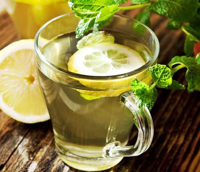 5 lý do bạn nên uống nước chanh ấm vào buổi sáng
