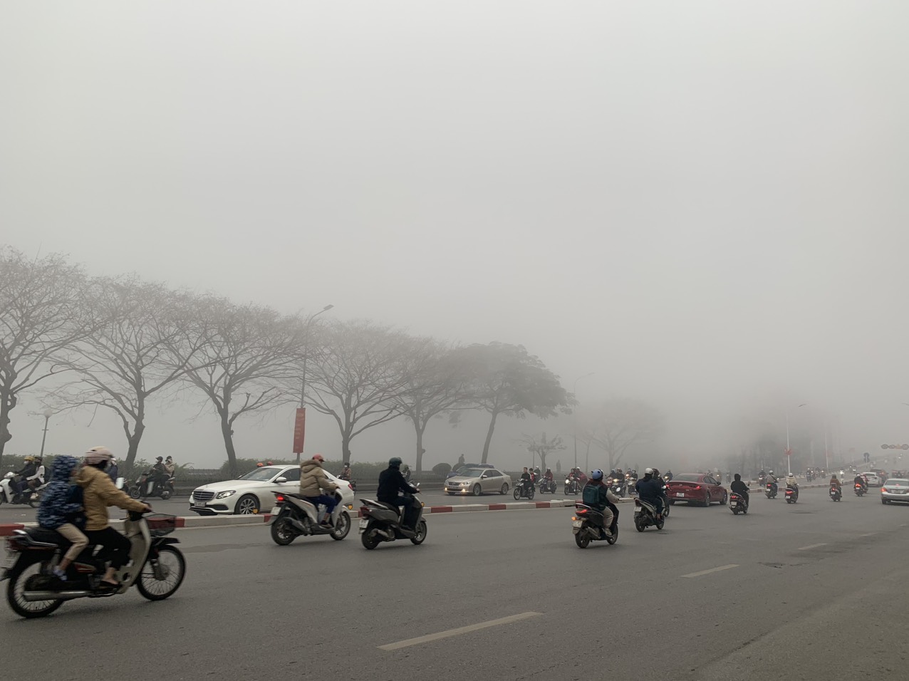 Bắc Bộ sáng sớm mưa phùn và sương mù, Nam Bộ nắng nóng giảm nhẹ