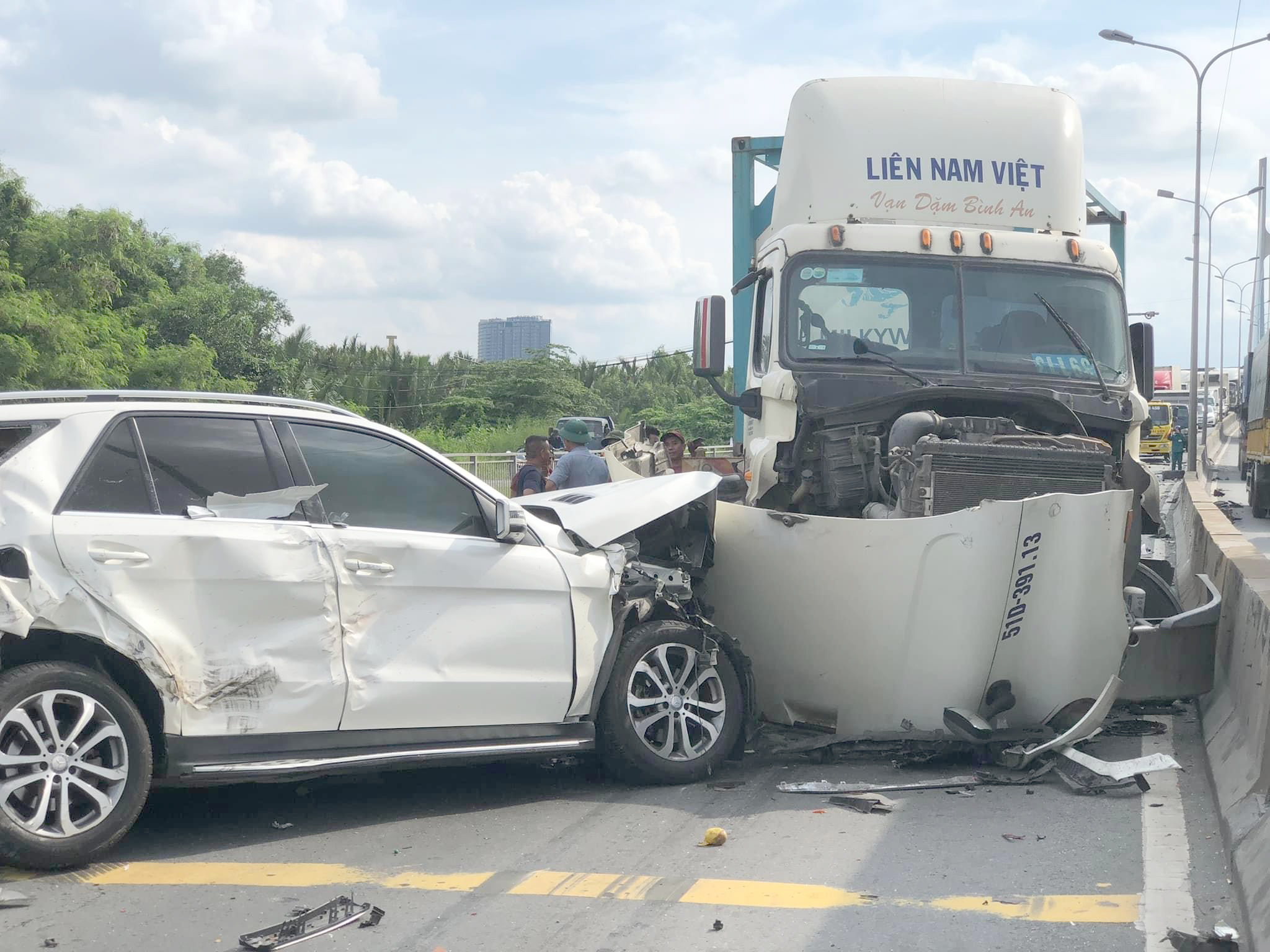 Tai nạn liên hoàn cầu Phú Mỹ: Nhóm người hùng cứu tài xế thoát chết