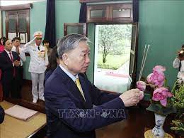 Chủ tịch nước Tô Lâm dâng hương tưởng niệm Chủ tịch Hồ Chí Minh