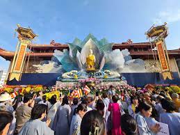 Đông đảo Phật tử tham dự Đại lễ Phật đản 2024, cầu mong được nhiều phúc báu, an lành