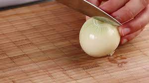 Những cách cắt hành không lo cay mắt