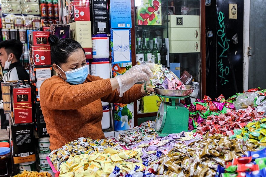 Người dân đổ xô sắm Tết, 'thủ phủ' bánh kẹo ở Hà Nội 'thất thủ'