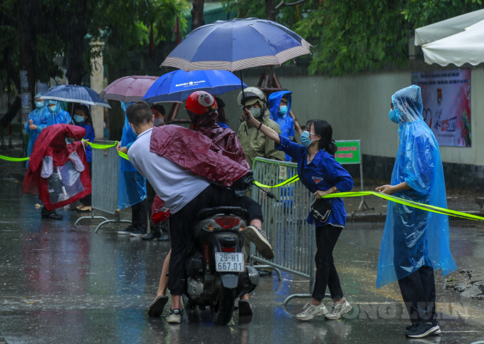 Hơn 5.000 thí sinh 'đội' mưa tầm tã đến trường thi lớp 10 chuyên Sư phạm