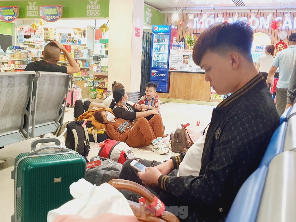 Sân bay Tân Sơn Nhất đông nghịt, khách vật vã từ mờ sáng 27 Tết