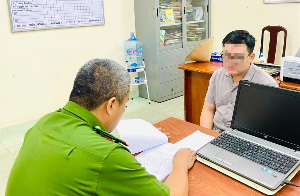 Triệu tập tài xế ô tô đánh tới tấp nam thanh niên ngay trước nhà