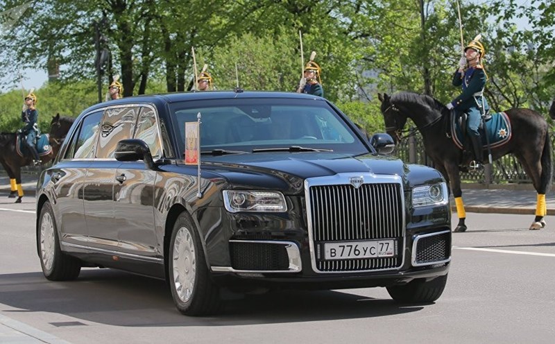 Limousine của Tổng thống Nga trên phố Hà Nội