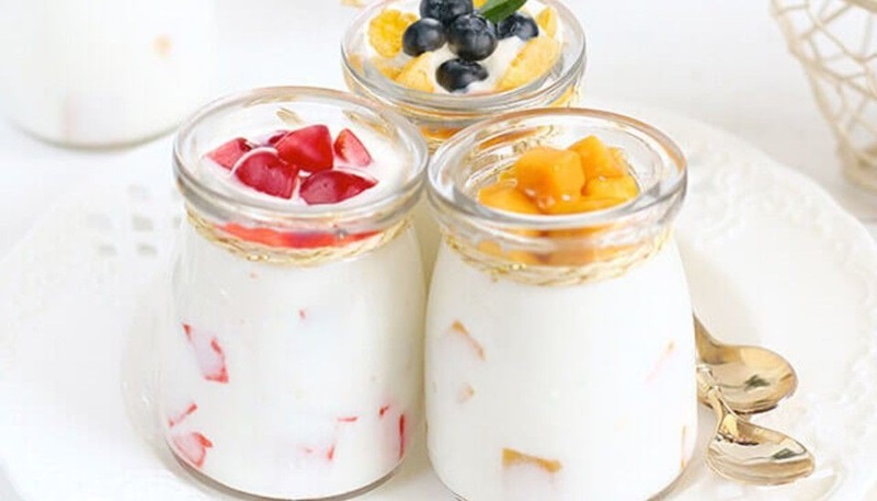 Uống sữa chua dưa lưới giúp mang lại làn da mịn màng