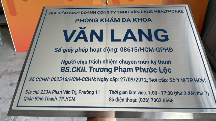 Bảng inox ăn mòn - Cách chọn màu sắc phù hợp với thương hiệu và không gian
