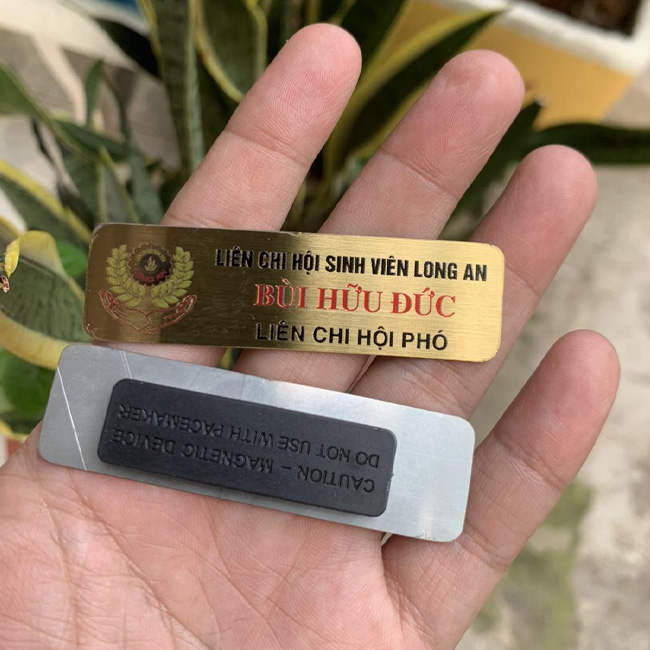 Bảng tên nhân viên inox: Tạo sự gắn kết và đồng thuận trong đội ngũ nhân viên