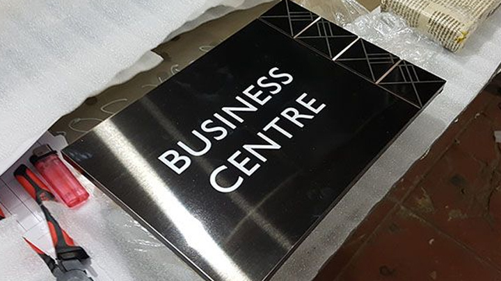 Biển inox xước: Hãy để S-House Decor giúp bạn tạo dựng thương hiệu