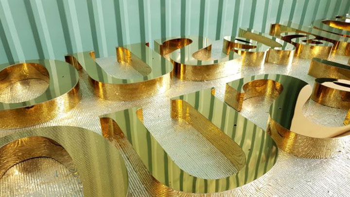 Chữ inox vàng bóng - Nâng tầm thương hiệu với biển hiệu quảng cáo chất lượng