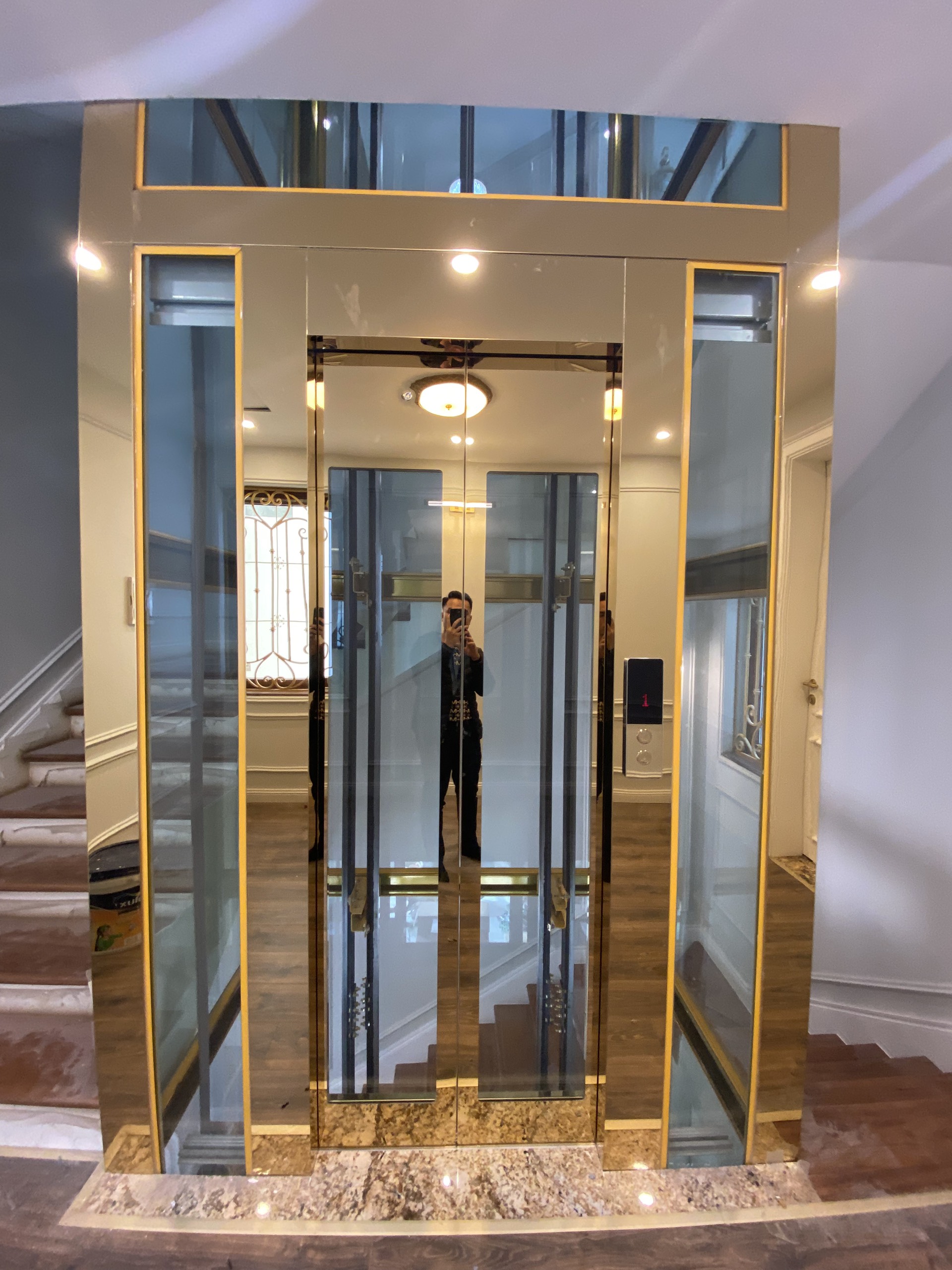 TRANG TRÍ CỬA THANG MÁY – ÁO MỚI CHO THANG MÁY CỦA BẠN