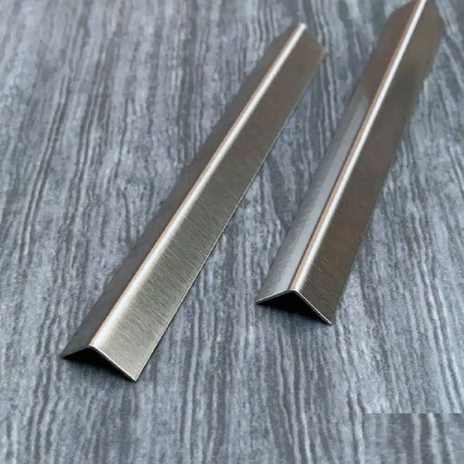 Cách chọn và thi công nẹp inox chữ V xước cho không gian nội thất sang trọng