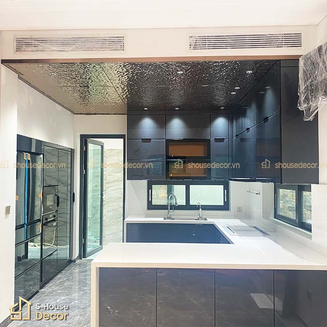 TRẦN INOX SÓNG NƯỚC ĐEN - BÍ QUYẾT NÂNG TẦM SANG TRỌNG CHO NỘI THẤT