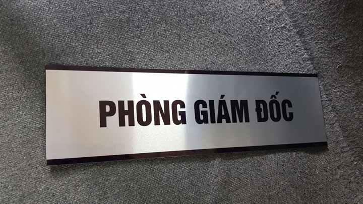 Lựa chọn nội dung và phông chữ phù hợp cho bảng tên phòng inox