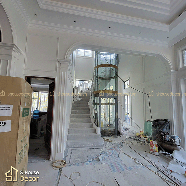 Bề mặt inox được gia công theo đường cong của khung thép thang máy tròn, đảm bảo độ chính xác và thẩm mỹ.