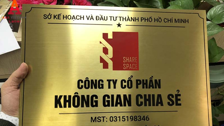 Mẫu 7 - Biển công ty Không gian chia sẻ inox vàng