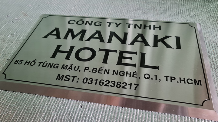 Mẫu 3 - Biển công ty Amanaki Hotel inox trắng