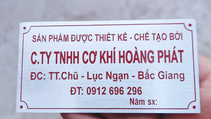 Giá của biển inox xước dao động từ 1,5 triệu đồng đến 5 triệu đồng/m2