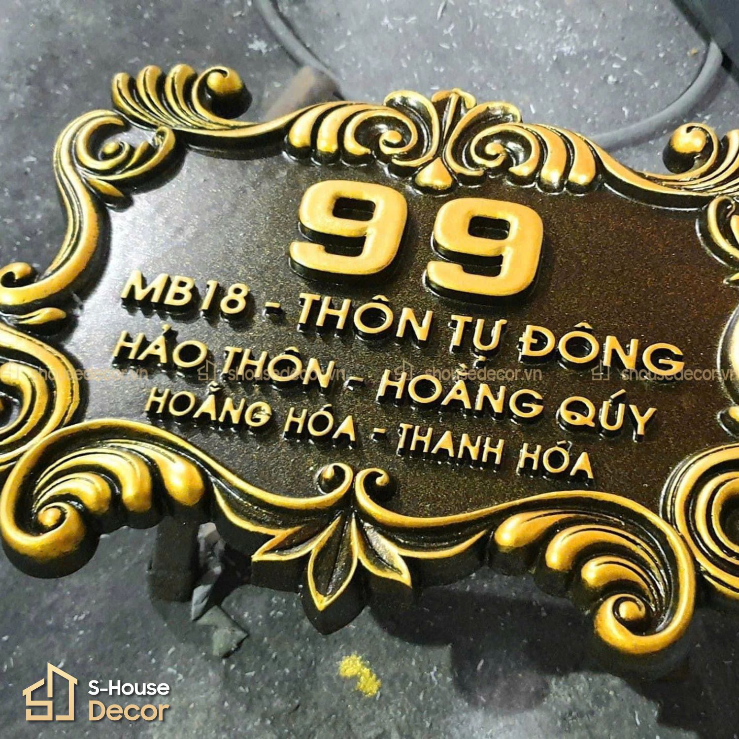 Biển số nhà bằng đồng màu vàng ấm đặc trưng