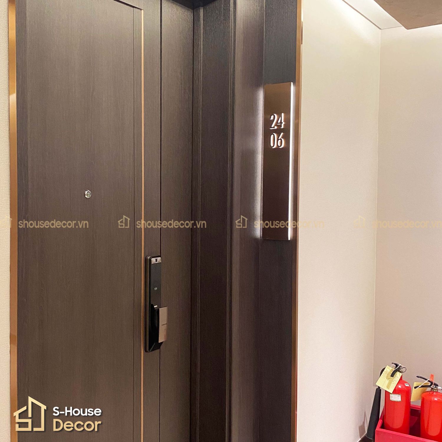 Biển số nhà bằng inox được thiết kế sang trọng cho nhà chung cư