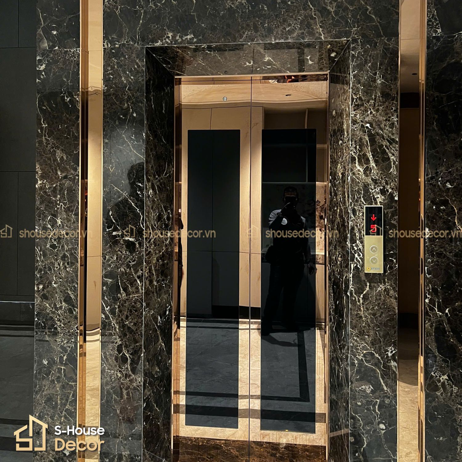 Tổng thể công trình thi công bọc inox cửa thang máy tại S-House Decor hoàn thiện