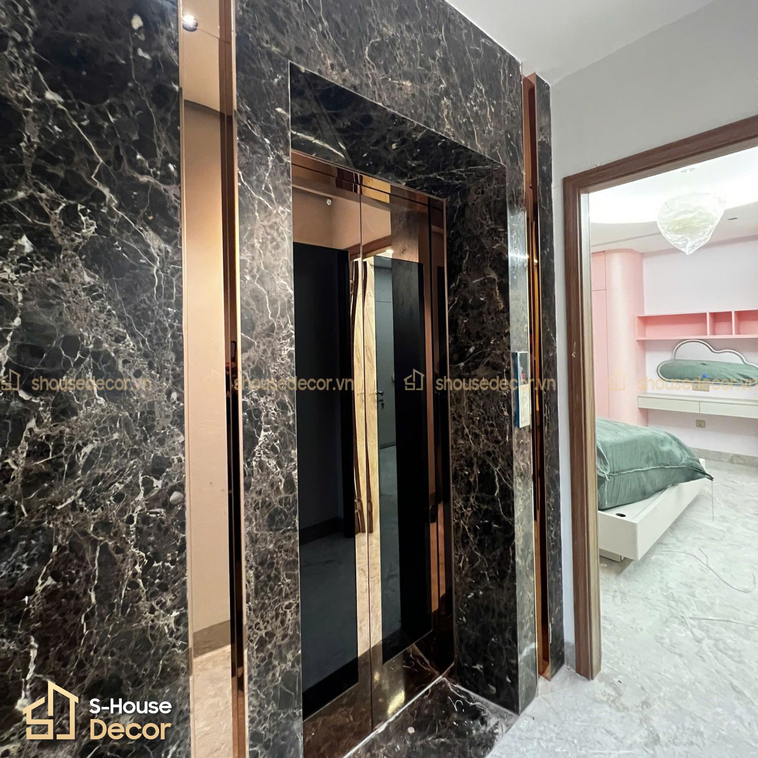 Công trình bọc inox cửa thang máy inox vàng hồng tại S-House Decor