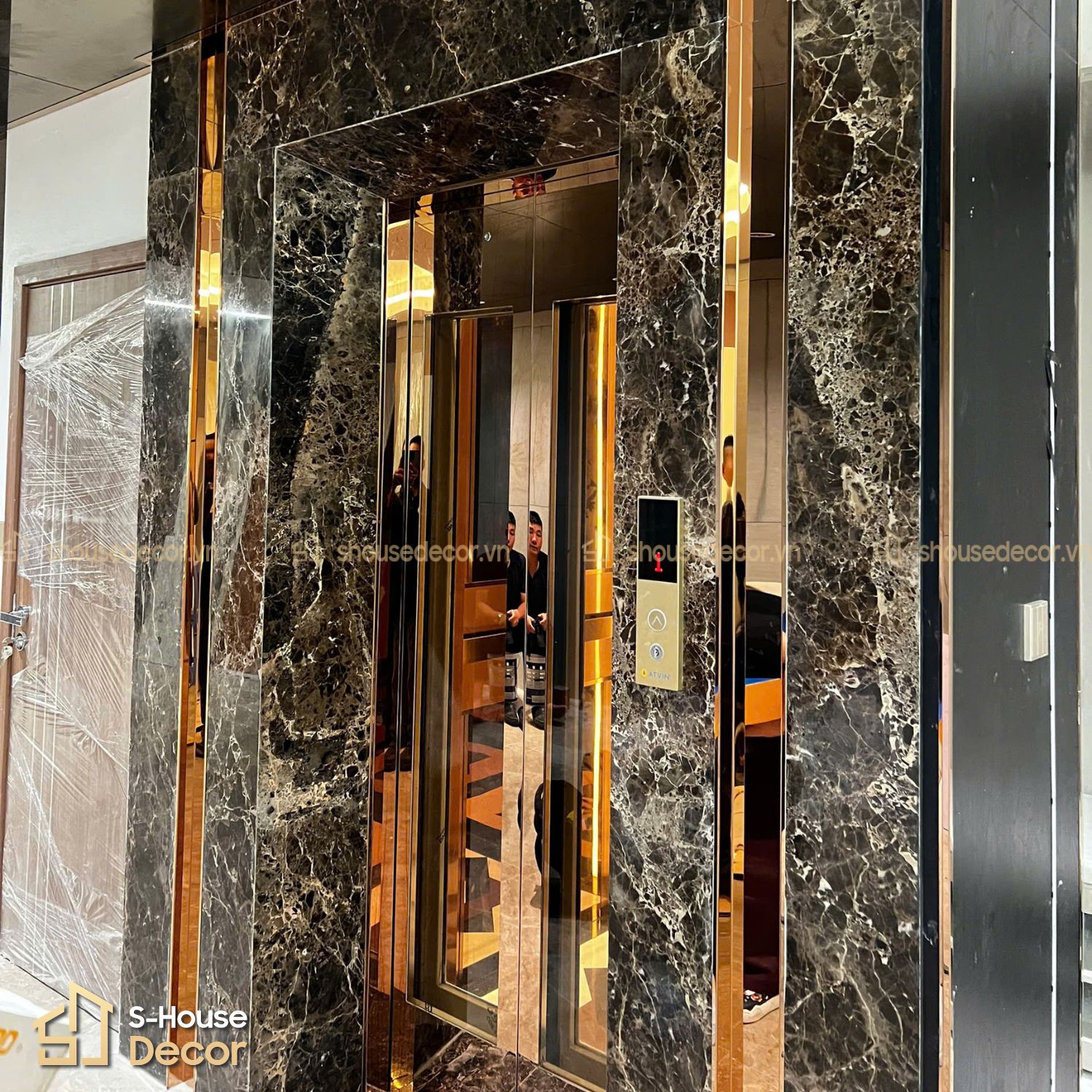 Ngoại thất trang trí bọc inox cửa thang máy tại S-House Decor