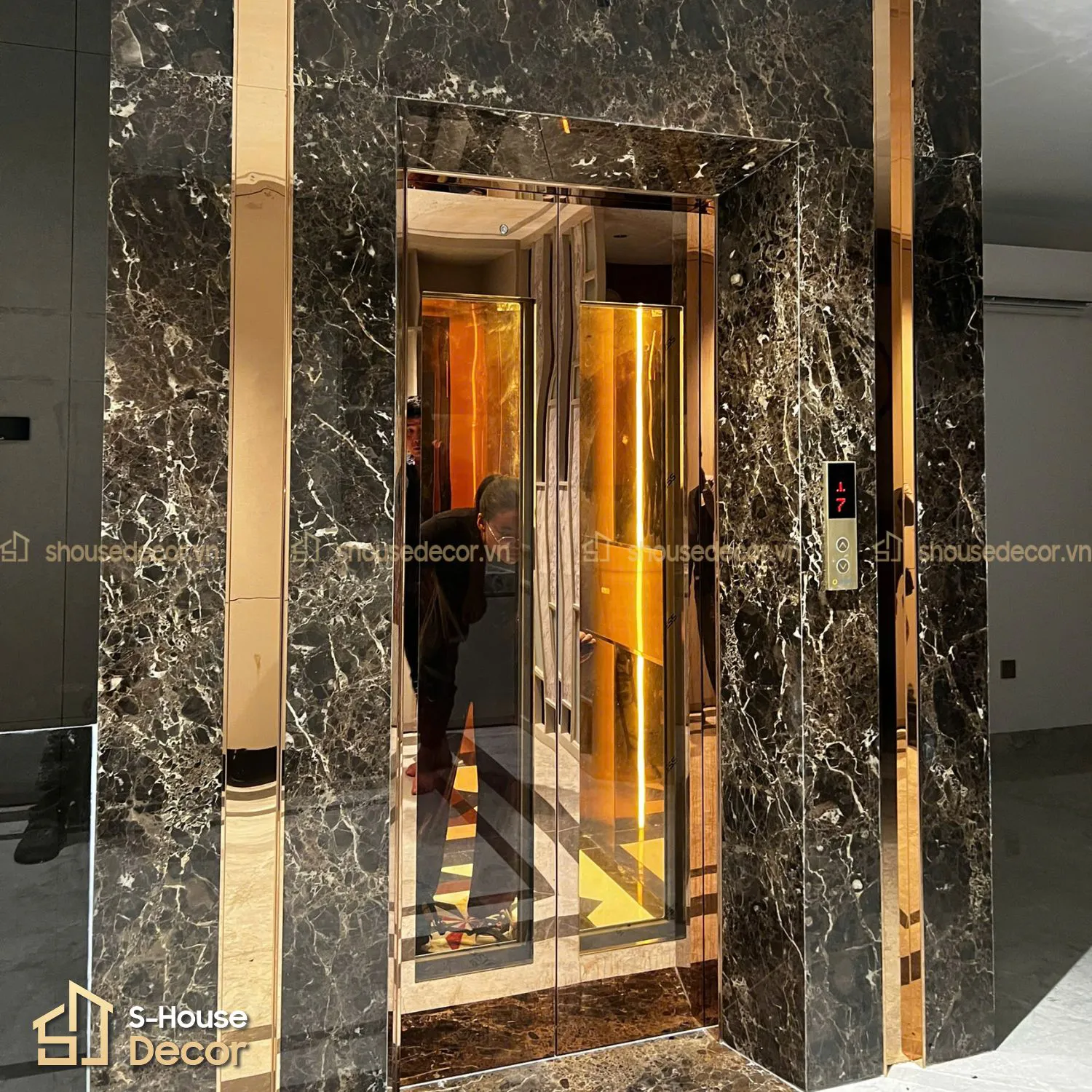 Trang trí thang máy gia đình giúp tăng tính thẩm mỹ