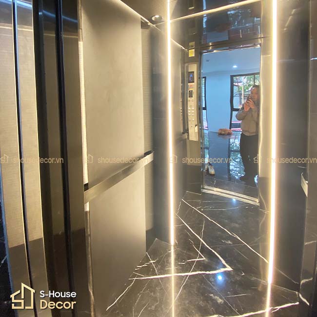 inox-mau-den-xuoc-giup-cho-cabin-thang-duoc-ben-hon