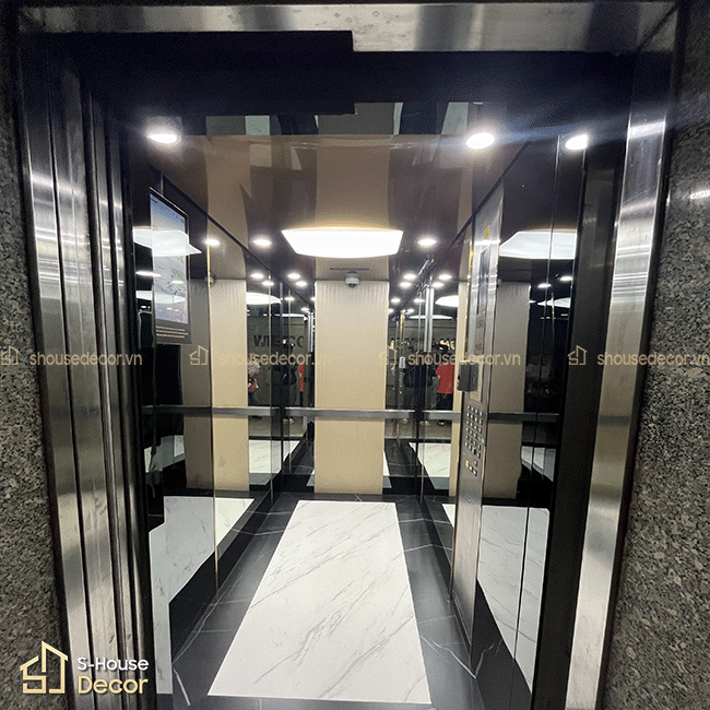 Chi tiết bề mặt inox 304 gương đen kết hợp laminate vân sóng ánh kim.
