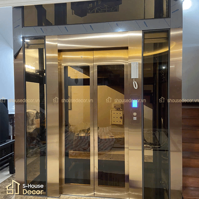 Chi tiết bề mặt inox 304 xước đồng chống bám vân tay, giúp thang máy luôn giữ được vẻ sáng đẹp.