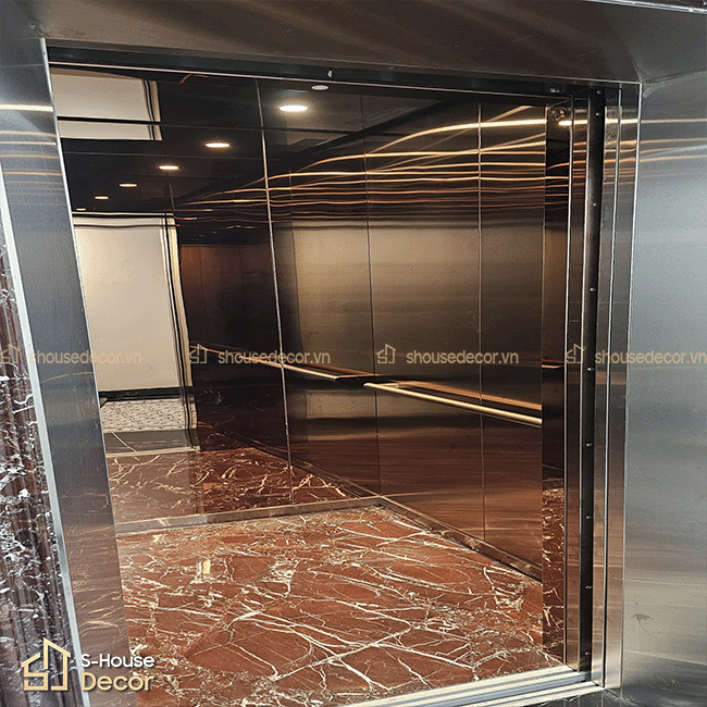 Chi tiết bề mặt inox 304 xước đồng và xước trắng tạo điểm nhấn sang trọng cho khu vực cửa thang máy.