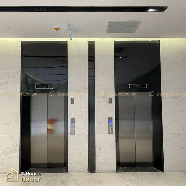 Chi tiết bề mặt inox xước đen được gia công tỉ mỉ, giúp khu vực thang máy trở nên sang trọng và đồng bộ với không gian nội thất.
