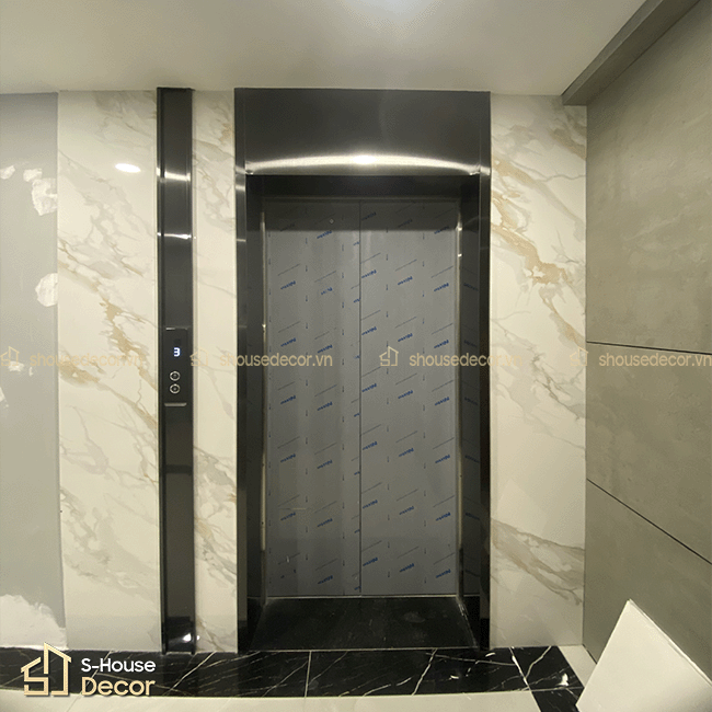 Hạng mục trang trí thang máy tại công trình Ngõ 67 Văn Cao với khung bao inox 304 xước đen bản rộng.