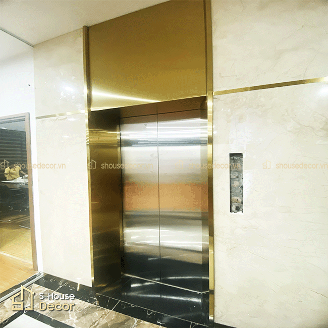 Chi tiết khung bao inox thang máy được gia công tỉ mỉ, giúp che phủ hoàn toàn các chi tiết kỹ thuật và nâng cao thẩm mỹ không gian.