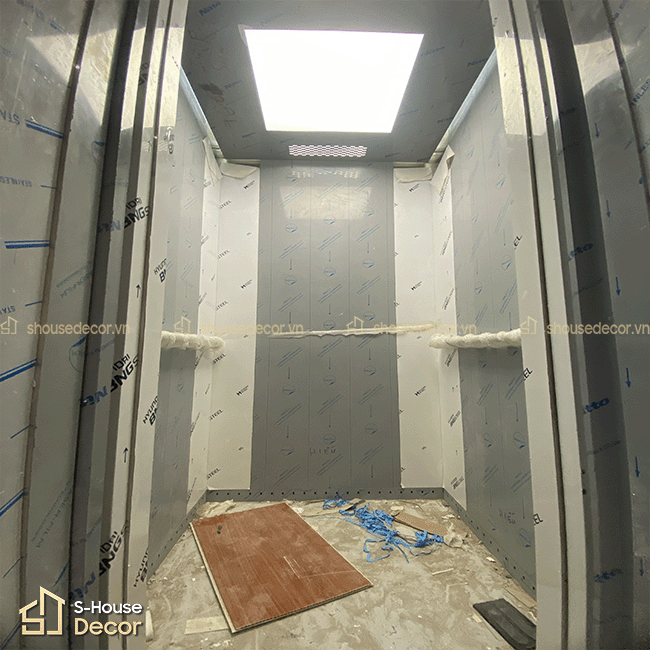 Chi tiết khung bao inox thang máy được thi công tỉ mỉ, giúp khu vực cửa tầng trở nên gọn gàng và sang trọng hơn.