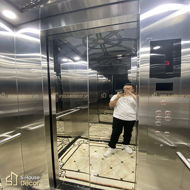 Không gian cabin thang máy sử dụng inox trắng xước kết hợp inox gương, tạo cảm giác sáng và rộng