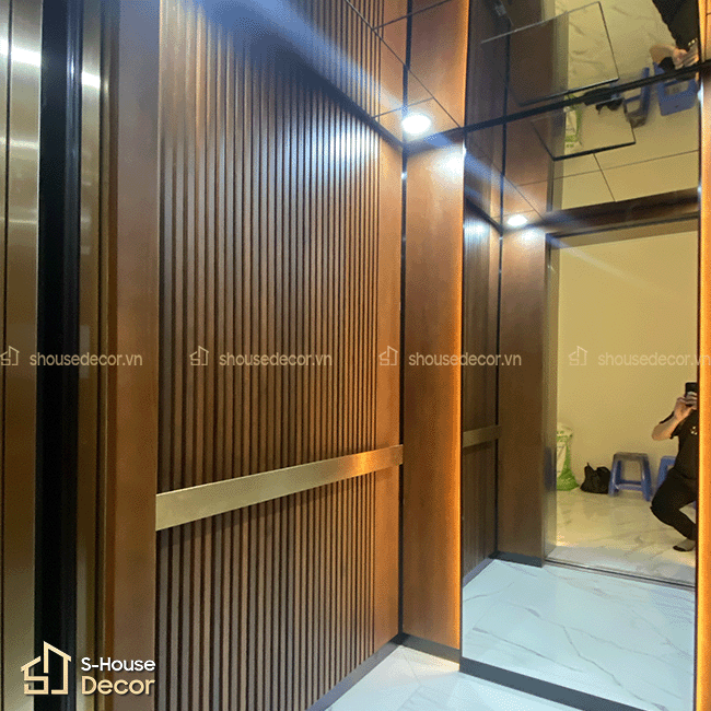 Chi tiết tay vịn inox mạ vàng champagne và sàn đá vân mây giúp nội thất cabin thang máy trở nên tinh tế và cao cấp hơn.