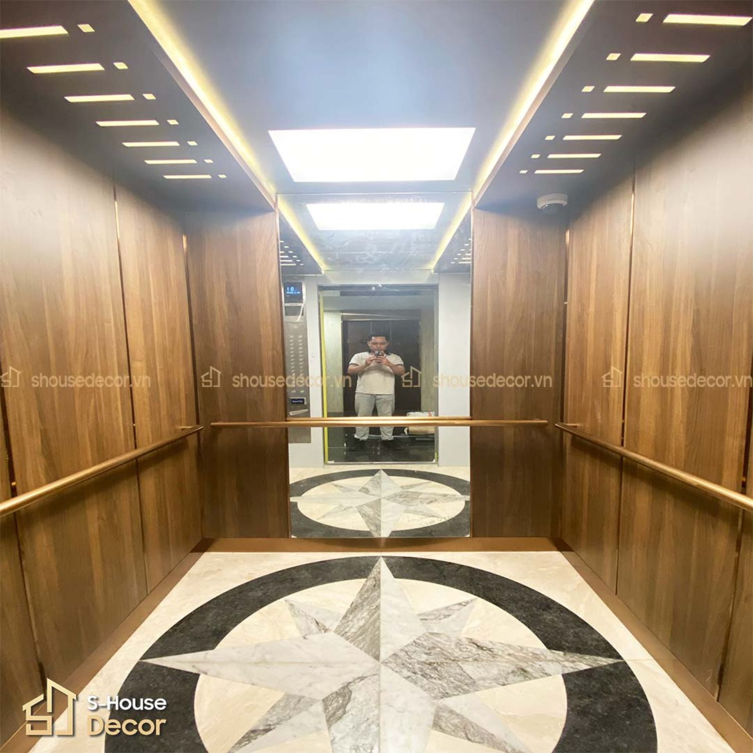 Đá ốp sàn thang máy có hoạ tiết tại S-House Decor