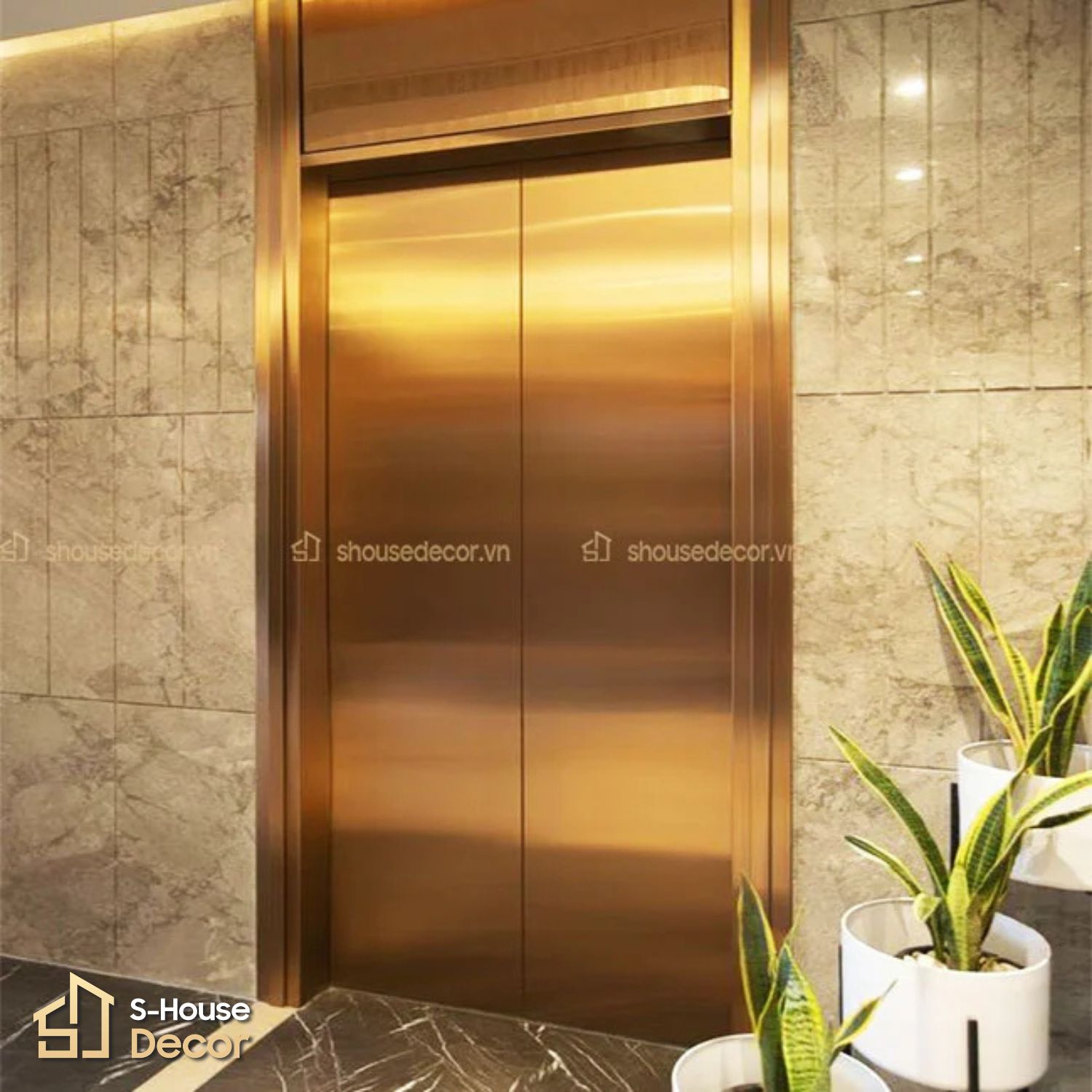 Công trình đá ốp thang máy với inox 304 vàng
