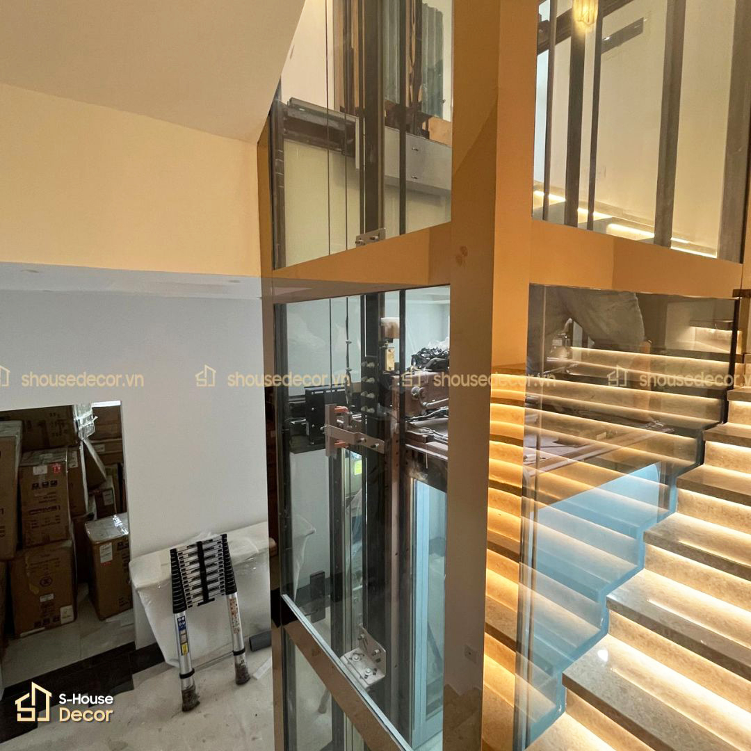 Trang trí inox thang máy với vật liệu inox 304 gương trà cao cấp