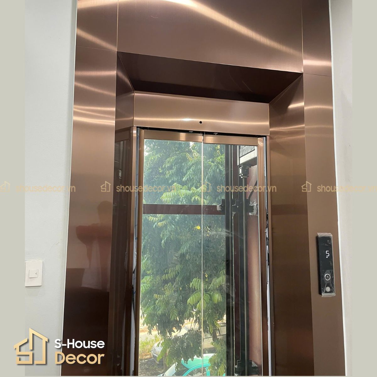 Trang trí ốp inox khung bao bản rộng thang máy tại Yên Sở 1